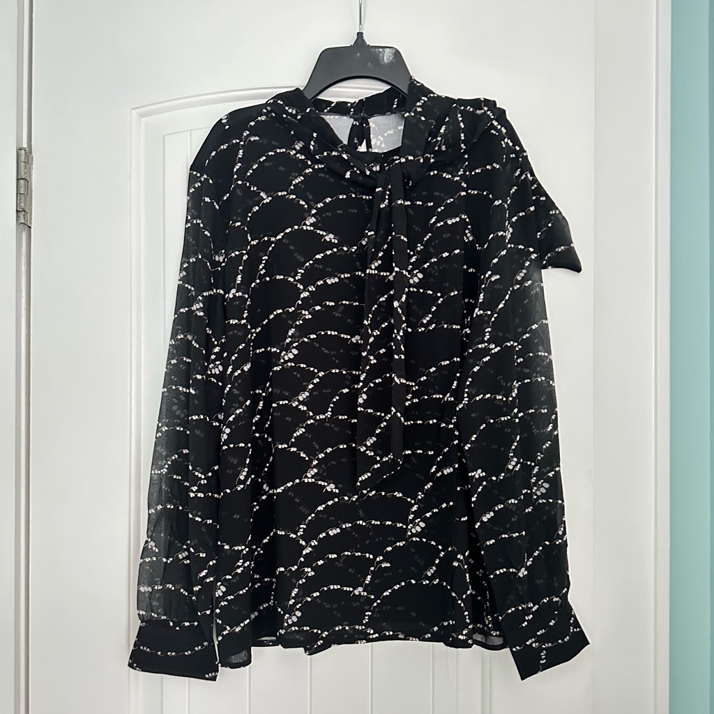 Ann Taylor Black And White Patterned Blouse With Back Closure.
